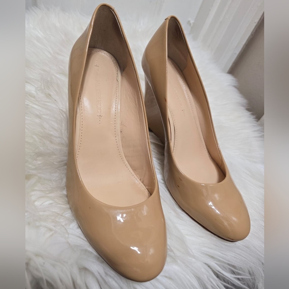 Banana Republic Tan Patent Leather Wedge Heels Size 8✌️